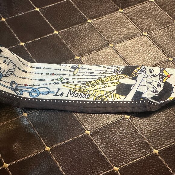 Silky Double-Sided Twilly Scarf – “Le Monde” Graphic Print - Picture 4 of 4